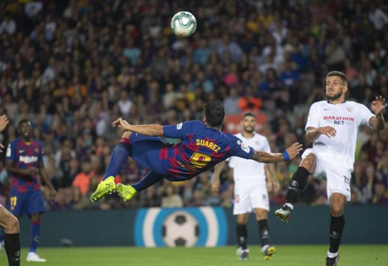 Luis Suarez sjajnim je golom načeo mrežu Seville - U utakmici visokog tempa i kartona Barcelona pomela Sevillu