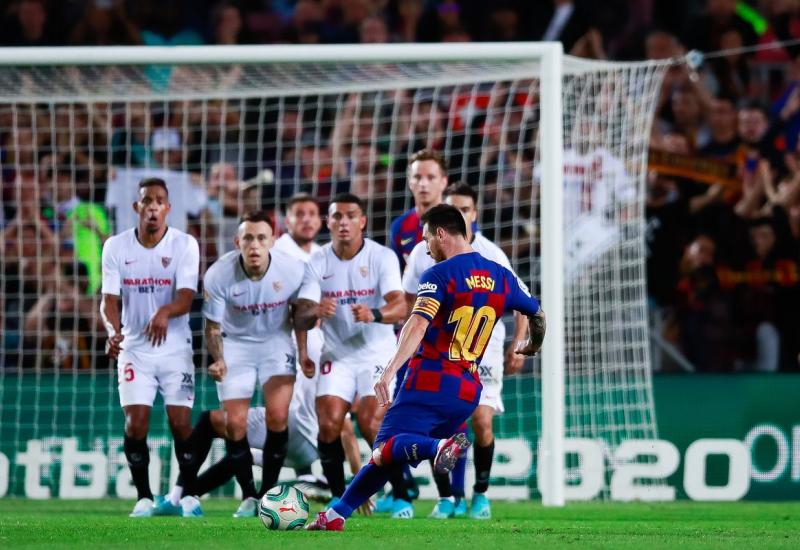 Messi pogađa iz slobodnog udarca protiv  Seville - Savršen šut: Messi stoti put ispalio neobranjiv dalekometni projektil