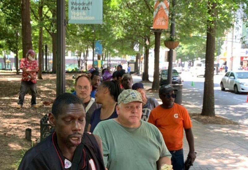 Ljudi čekaju u redu da sudjeluju u Googleovom projektu prepoznavanja lica u Atlanti  - Iskorištavanje beskućnika za komercijalne interese iznimno je uznemirujuće