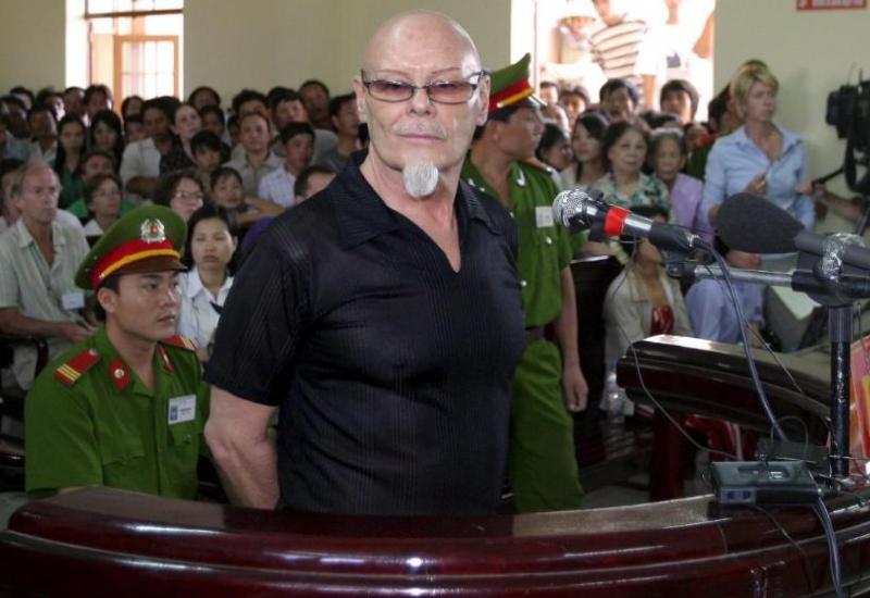 Glitter je 2006. u Vijetnamu osuđen na tri godine zatvora, također zbog pedofilije - Glazbenik pedofil Gary Glitter profitirt će od kino hita 