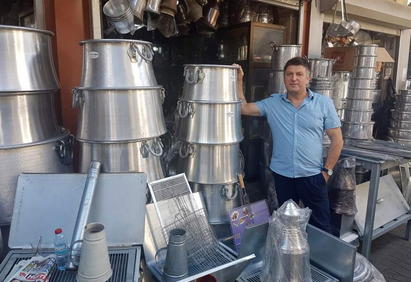 Mameledžija ispred jedne zanatske radnje u Adani - Mameledžija sudjelova na festivalu turske hrane u Adani