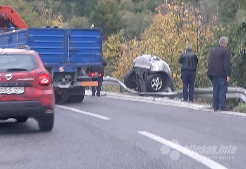 Nesreća na Bradini: Automobil završio u provaliji