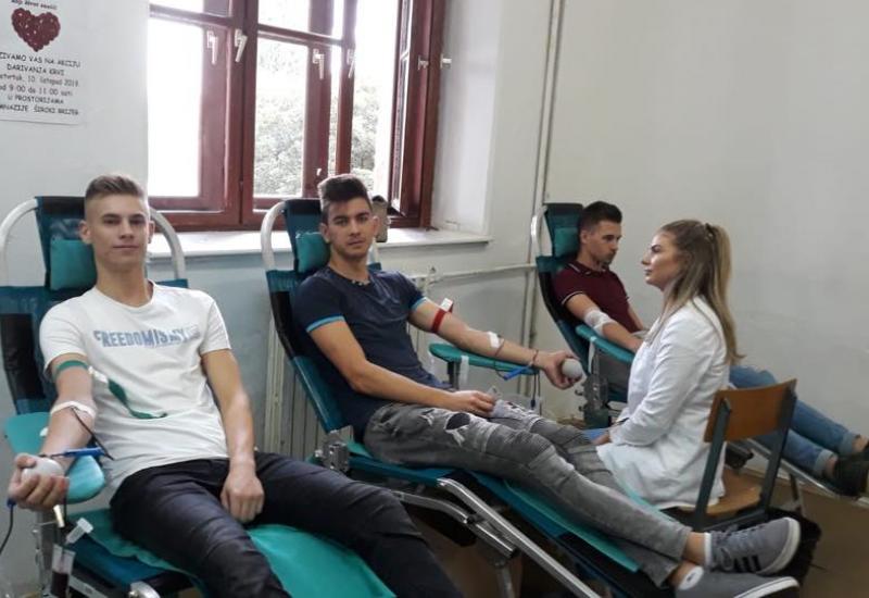 Detalj s akcije darivanja krvi - Širokobriješki gimnazijalci darovali 21 dozu krvi
