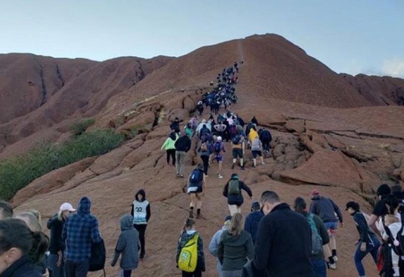 Turisti koriste zadnju priliku kako bi posjetili kameni monolit Uluru 