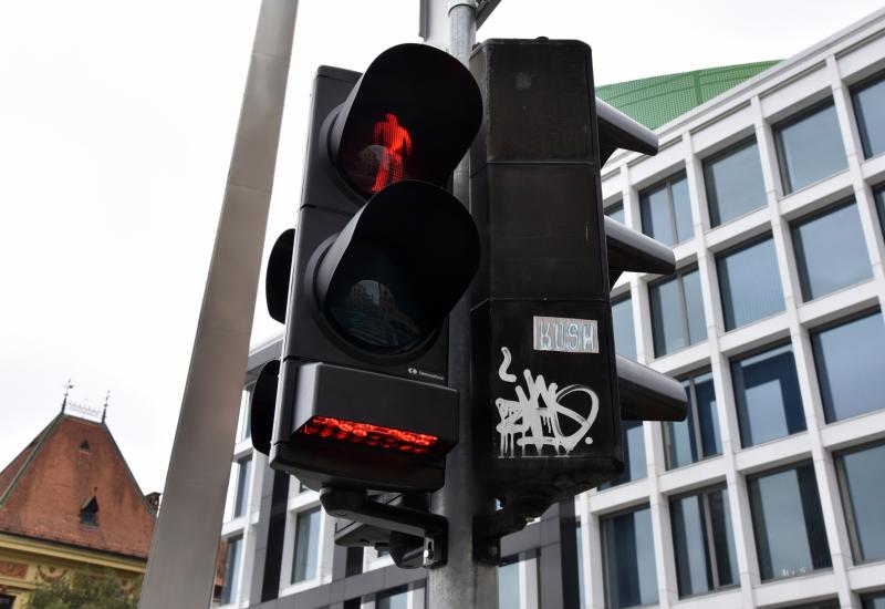 Zagreb dobio semafor koji upozorava pješake zadubljene u mobitel 