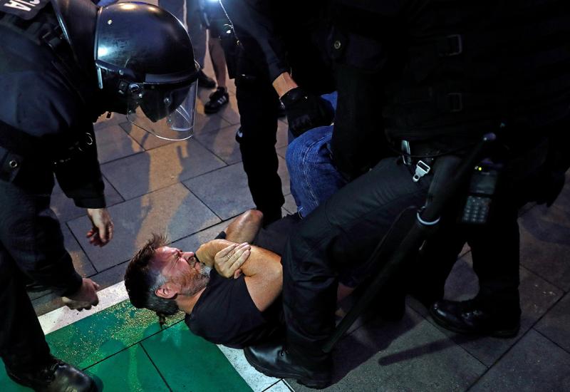 Diljem Katalonije održani su masovni prosvjedi - Zbog prosvjeda u Barceloni otkazano 67 letova