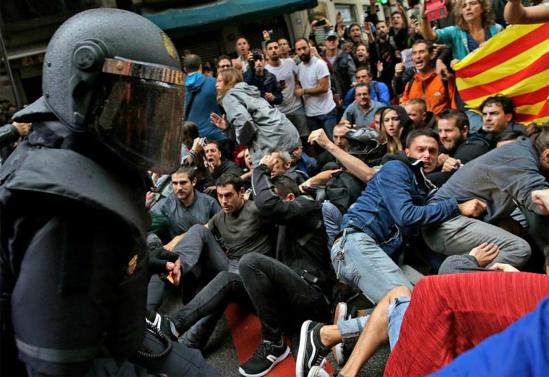 U sukobima prosvjednika i policije u katalonskim gradovima ozlijeđene 74 osobe