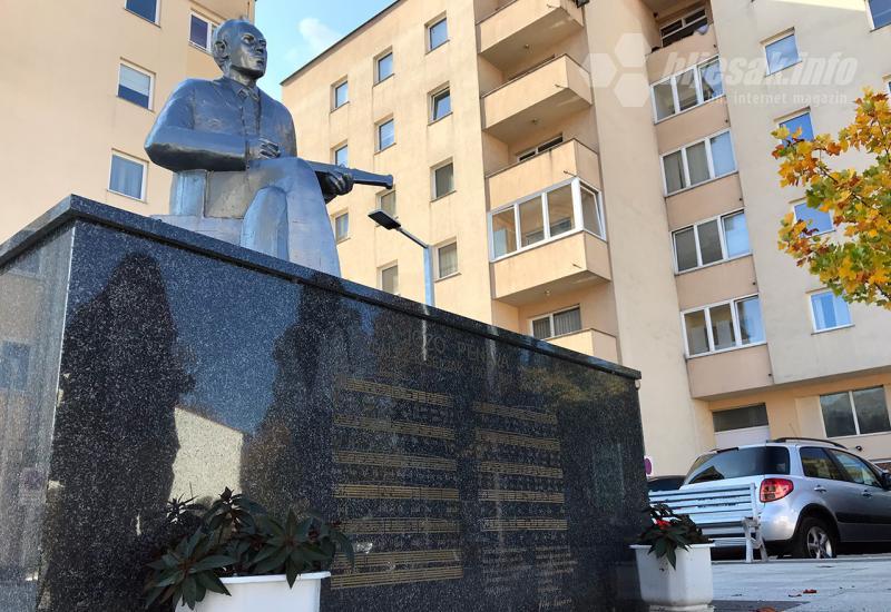 Spomenik Jozi Penavi u središtu grada - Kiseljak – žila kucavica središnje Bosne