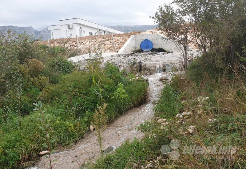 VIDEO | Još jedna priča o kanalizaciji: Niz pećine, livade, pa u Neretvu