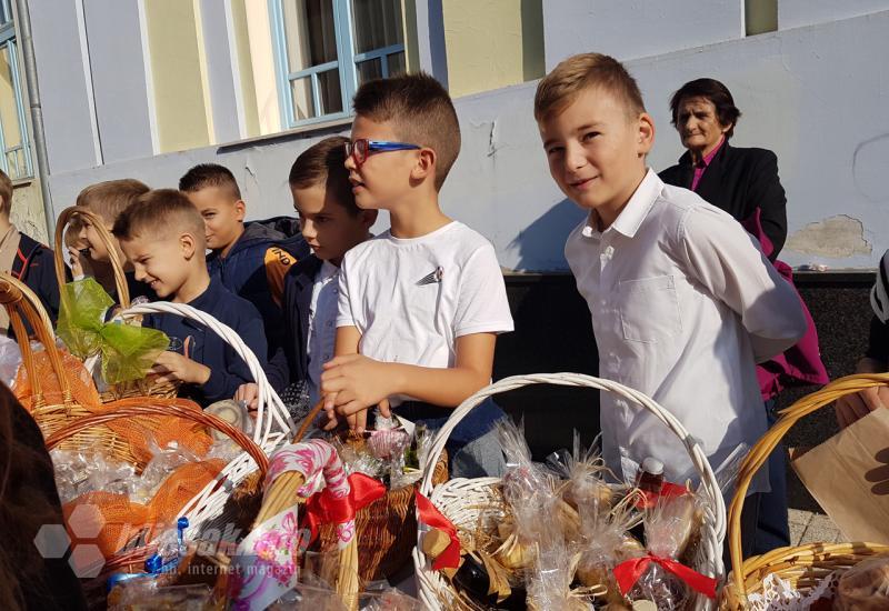 Čapljina: Stotine osnovnoškolaca na Trgu povodom Dana kruha 2019.