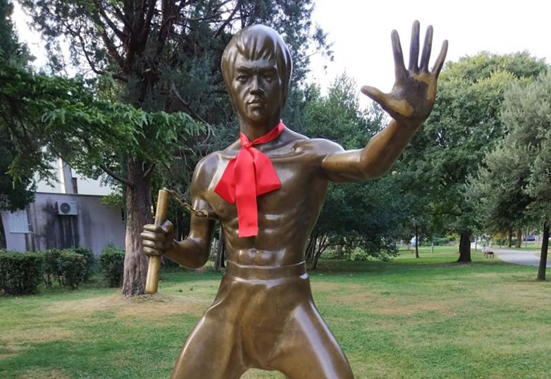 Bruce Lee - Mostar: Pogledajte koje su istaknute osobe obilježile Svjetski dan kravate