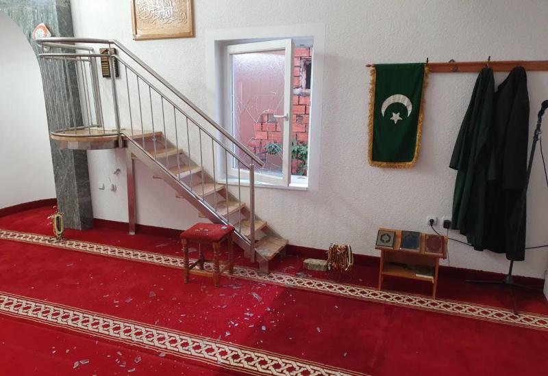 Bosanska Dubica: Razbijen prozor, pokušana pljačka džamije