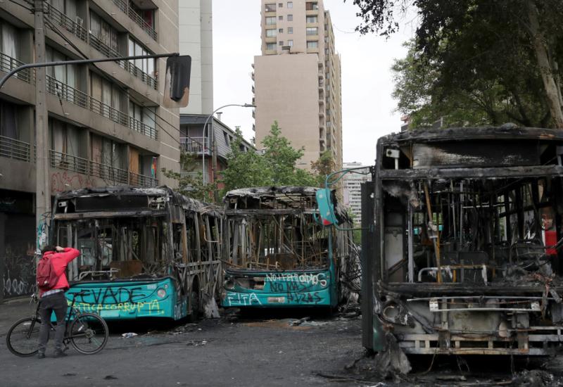 Zapaljeni autobusi na ulicama Santiaga - U neredima u Čileu poginulo sedam ljudi