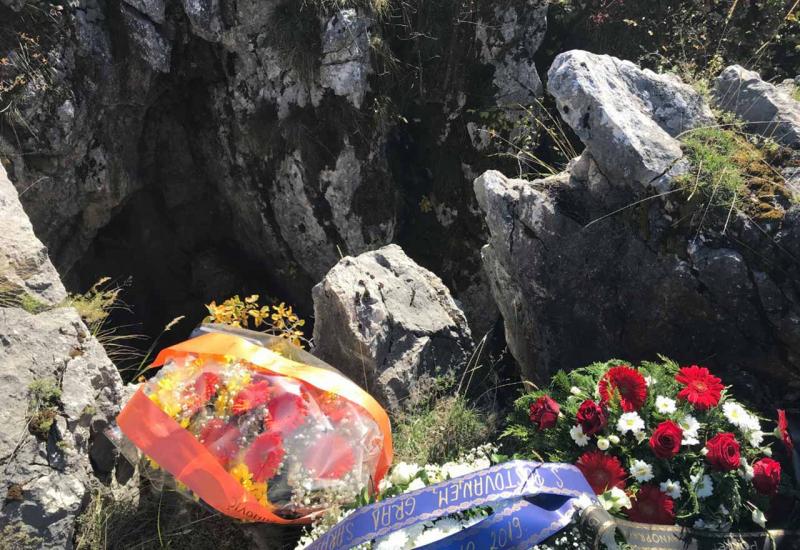Traži se križ, imena i ubojice: Srbima sporan spomenik na Kazanima