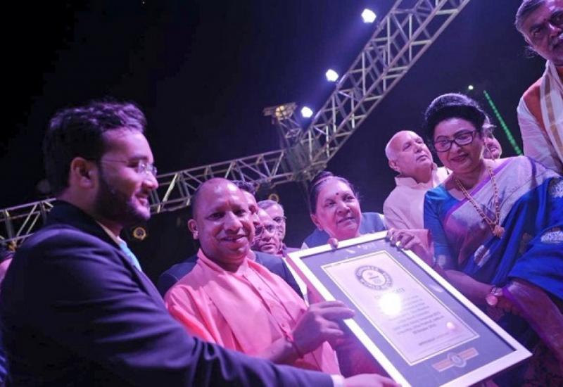 Predstavnici Guinnessove knjige predali certifikat Yogi Adityanathu - Indijski grad postavio Guinnessov rekord