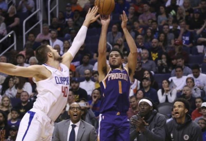 Devin Booker (Suns) šutira preko Ivice Zobca (Clippers) - Šarić uvjerljiviji od Zubca, Sunsi iznenadili Clipperse