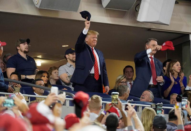 Trump izviždan na utakmici, publika uzvikivala 'Zatvorite ga!'