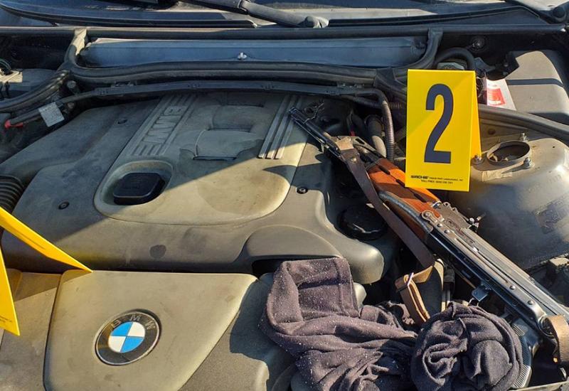 Oružje i streljivo pronađeno u BMW-u - Pušku skrila ispod poklopca motora i pokušala napustiti BiH