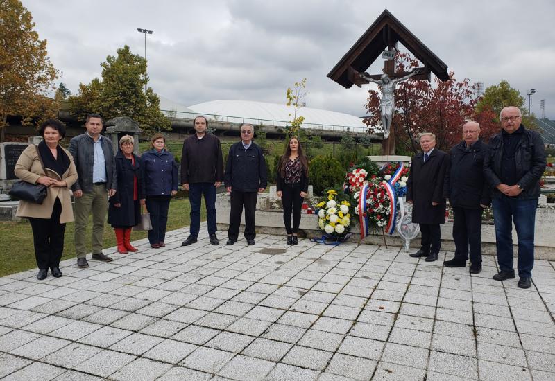 Groblje Sveti Josip u Sarajevu - Vijenci i svijeće za Leutara i poginule branitelje