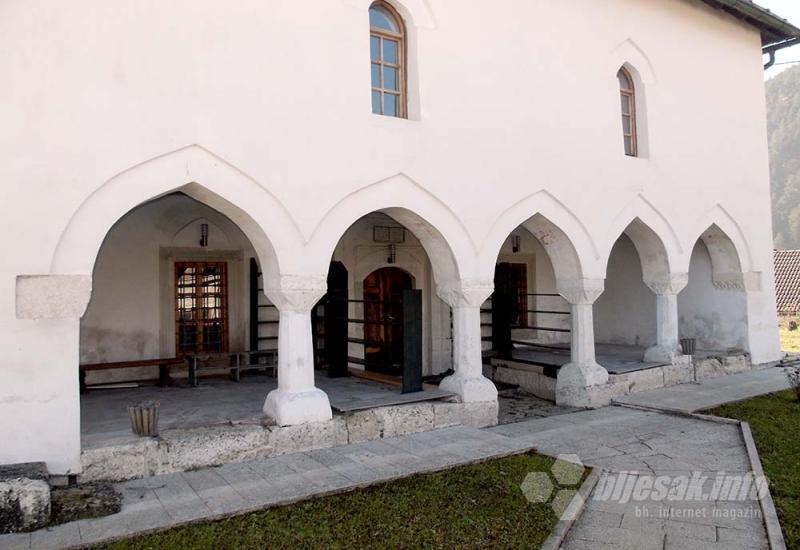 Trijem Handanija džamije - Prusac/Ajvatovica: U goste kod Ajvaz-dede i Hasana Kjafije