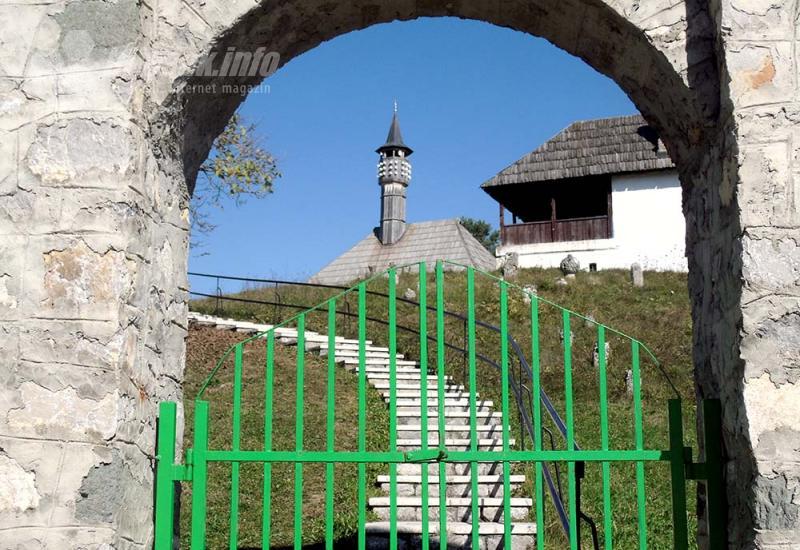 Ulaz u mezarje Kjafijine džamije - Prusac/Ajvatovica: U goste kod Ajvaz-dede i Hasana Kjafije