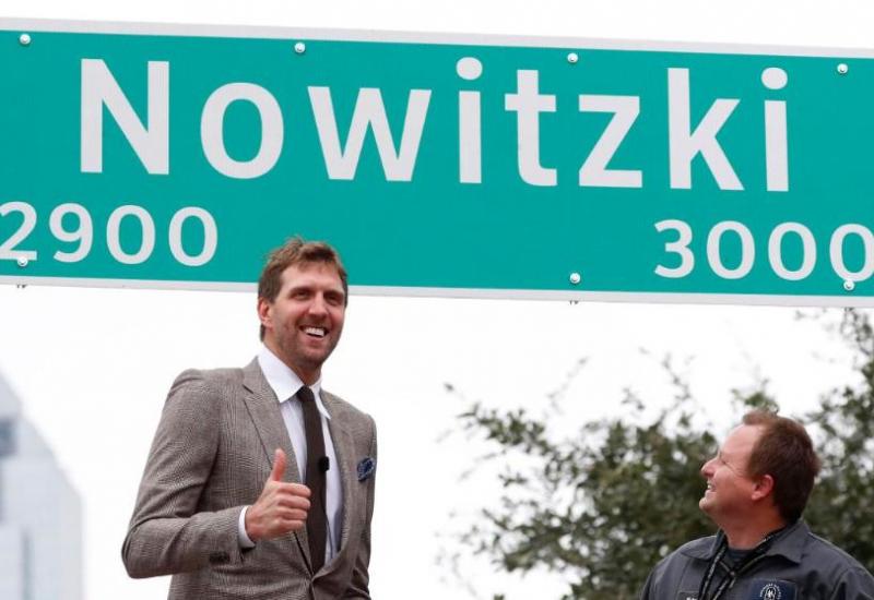 Dirk Nowitzki ispred znaka nan kojem je naziv njegove ulice u Dallasu - Slavni Dirk Nowitzki dobio je svoju ulicu u Dallasu