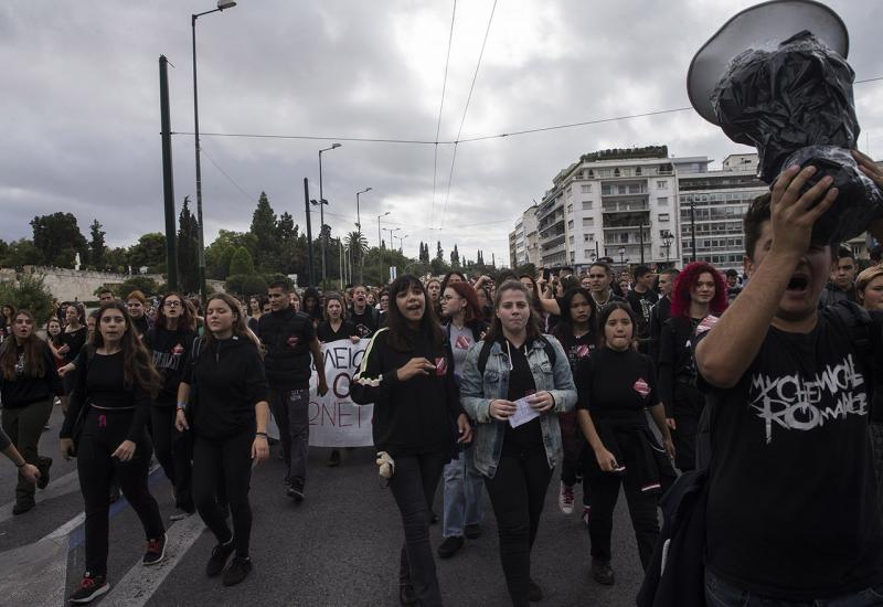 Srednjoškolci se na prosvjedima sukobili s policijom