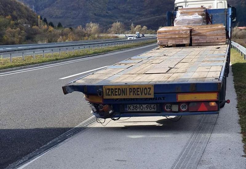 BMW se zabio u prikolicu kamiona - Sarajevo: Iz smrskanog auta izašao s lakšim ozljedama