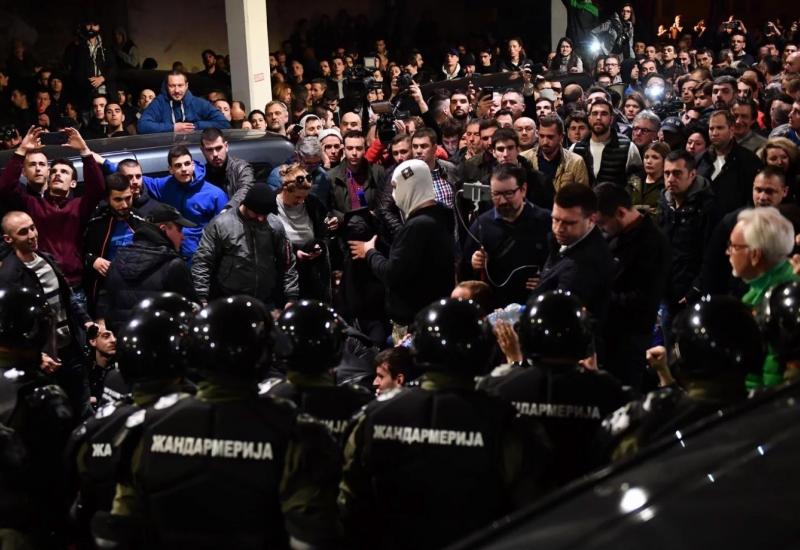 Vučić zbog prosvjeda ulazio u zgradu RTV Srbije na sporedan ulaz