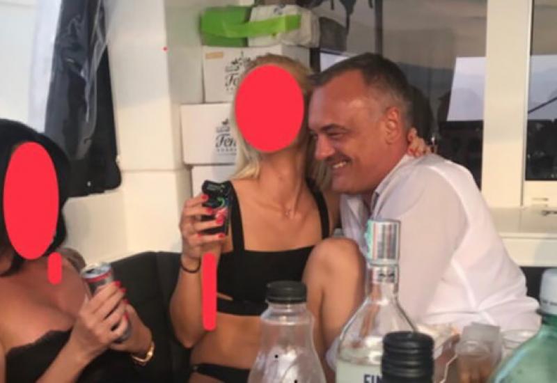 Političar podnio ostavku zbog seks skandala na Jadranu - Političar podnio ostavku zbog seks skandala