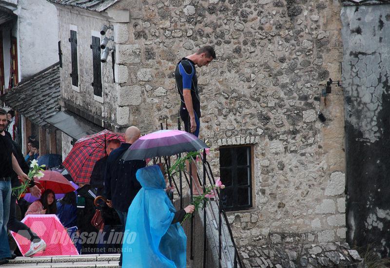 Skokom u Neretvu obilježena 26. obljetnica rušenja Starog mosta