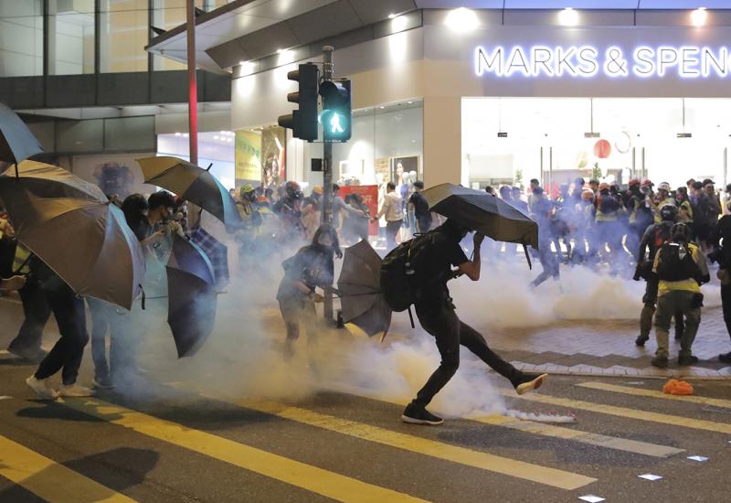 U neredima u Hong Kongu prosvjednici zapalili čovjeka