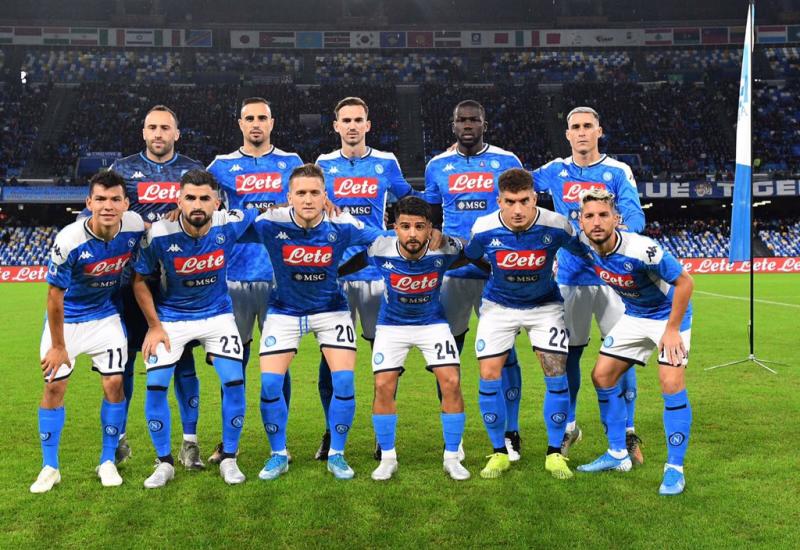 Zajednička fotografija nogometaša Napolija uoči utakmice s Genoaom - Vlasnik Napolija rasprodaje momčad