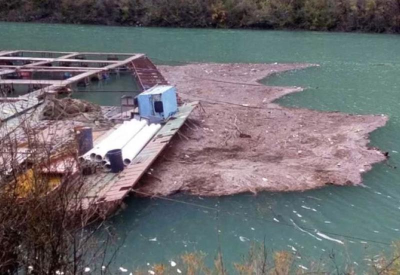 Ugrožen rad ribnjaka na jezeru Salakovac - Tone plutajućeg smeća ugrožavaju ribnjake na jezeru Salakovac 