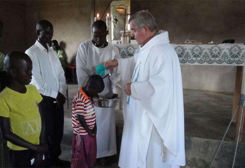 Detalji iz daleke Afrike - Duvanjski misionar gradi župnu crkvu u Africi