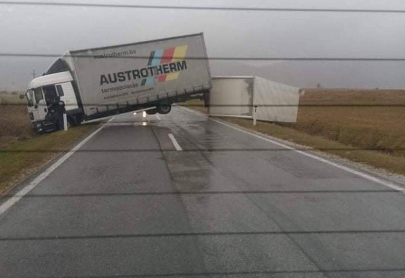 Prevrnut kamion na Kupresu - Olujno nevrijeme pogodilo Livno