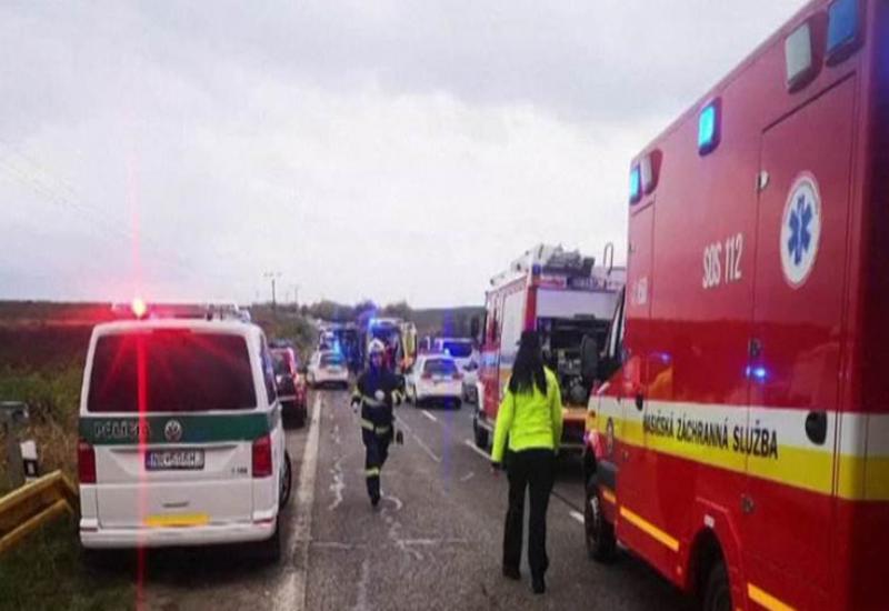 13 poginulih, 20 ozlijeđenih u sudaru kamiona i autobusa u Slovačkoj - 13 poginulih, 20 ozlijeđenih u sudaru kamiona i autobusa