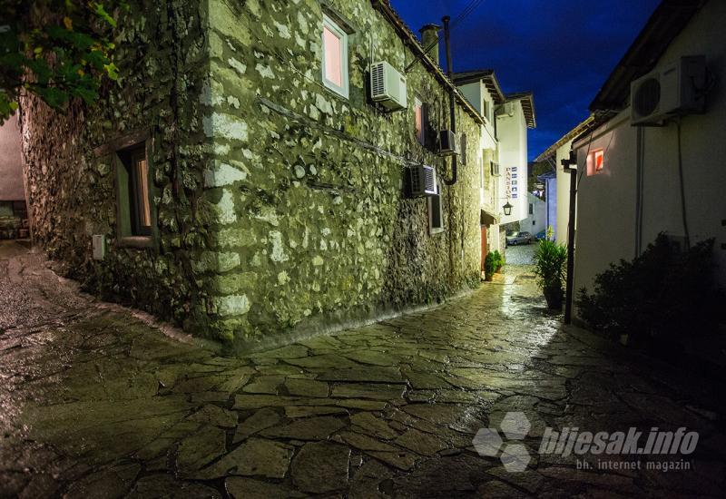  - Bajkovite slike Mostara u večernjim kišnim satima