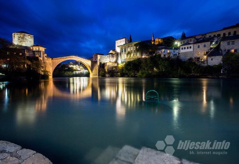  - Bajkovite slike Mostara u večernjim kišnim satima