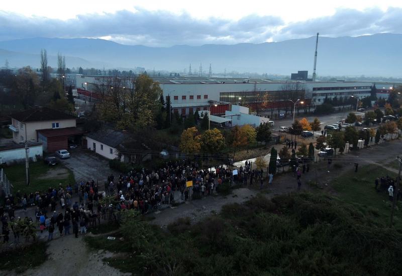 Prosvjed ispred migrantskog centra BIRA - Građani Bihaća traže da se zatvori migrantski centar BIRA
