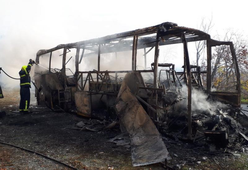 U potpunosti izgorio autobus koji je prevozio 22 djece