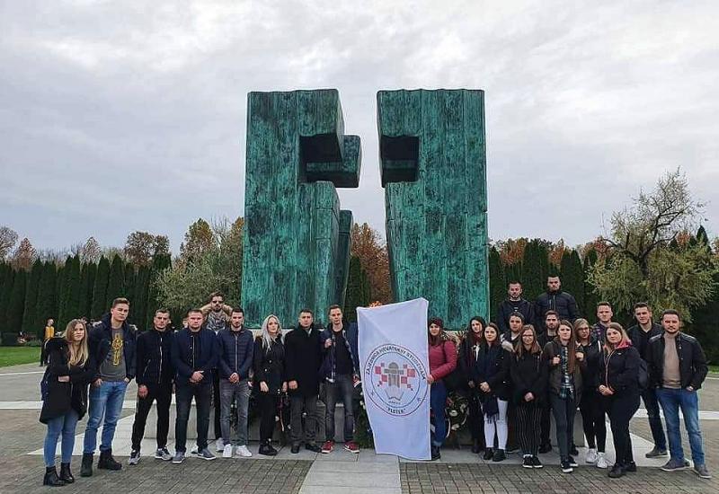 Članovi ZHS Pleter u Vukovaru - Hrvatski studenti iz Sarajeva posjetili Vukovar i odali počast žrtvama Domovinskoga rata