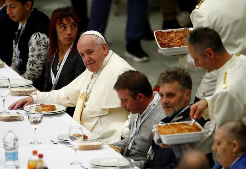 Papa Franjo ugostio beskućnike i siromašne na ručku - Papa na ručku ugostio 1.500 beskućnika