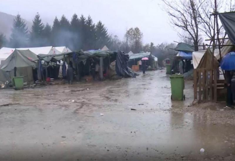 Kiša poplavila kamp na Vučjaku, vjetar uništio šatore