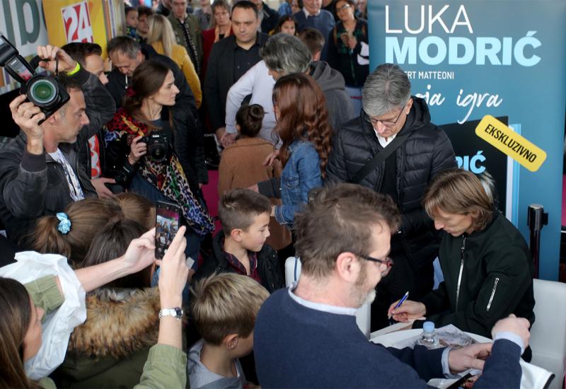 Promocija knjige Luke Modrića - Luke Modrića izazvao veliku euforiju na Interliberu