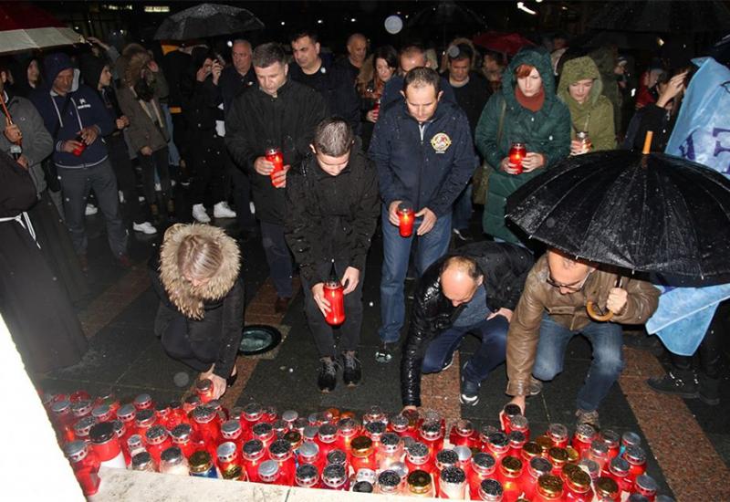 U više gradova u BiH zapaljene svijeće u spomen na žrtvu Vukovara - U više gradova u BiH zapaljene svijeće u spomen na žrtvu Vukovara