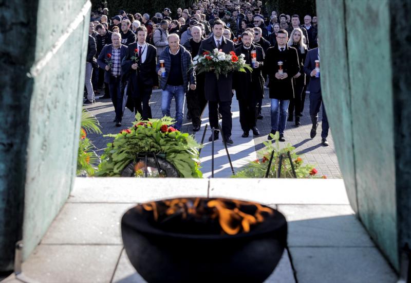 Tisuće ljudi u Koloni sjećanja na žrtve Vukovara - Tisuće ljudi u Koloni sjećanja na žrtve Vukovara