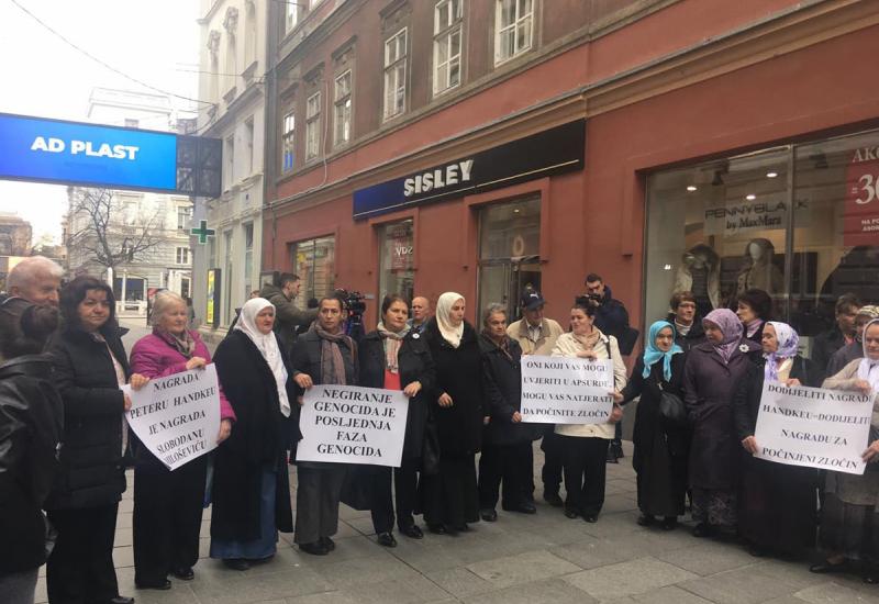 Novi mirni prosvjed ispred Veleposlanastva Švedske