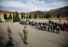 Mostarski osnovnoškolci razgledali artiljeriju u Vrapčićima
