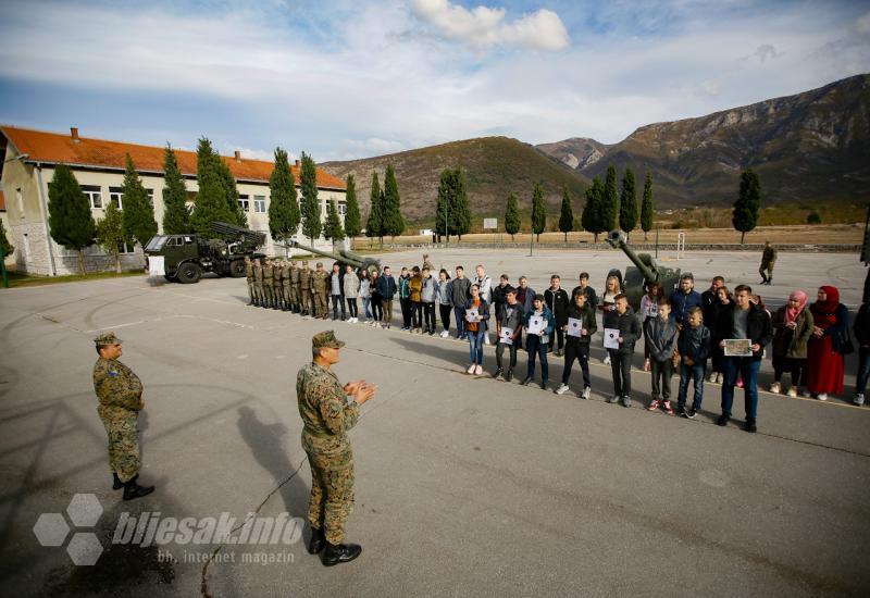 Mostarski osnovnoškolci razgledali artiljeriju u Vrapčićima